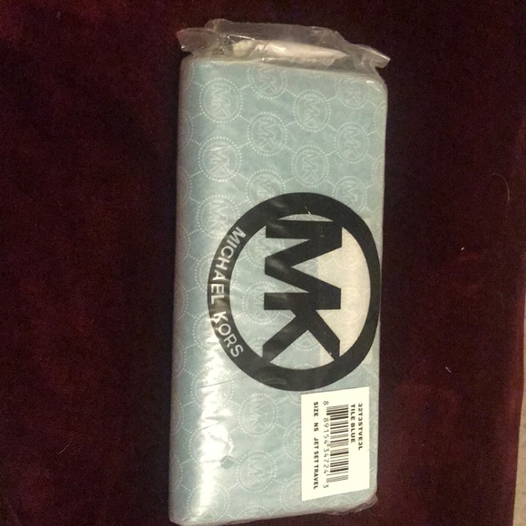 ❌SOLD❌ Michael Kors Saffiano Jet Set Large Wallet - Picture 2 of 4